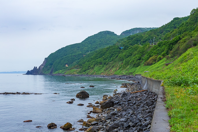 日方泊付近から遠望するマッカ岬と歩古丹、国道橋梁