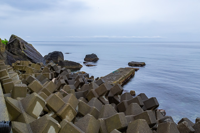 日方泊集落付近の海岸には古い護岸が残っていた