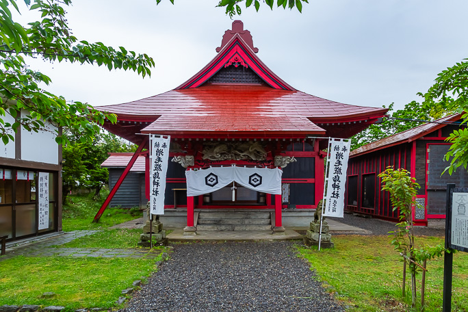 海岸段丘の上にある増毛厳島神社に立ち寄った