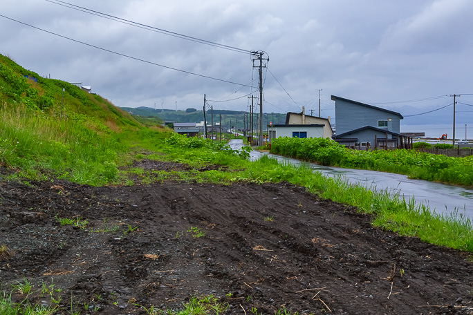 瀬越駅跡には重機が入ってホームや待合室も既に撤去されていた