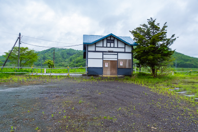 藤山駅の駅舎や駅前の樹木も健在だった