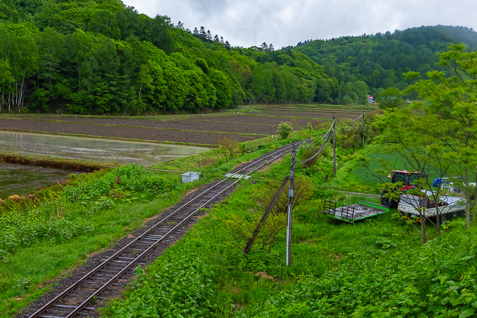 沿線では最も早く1990年10月1日に廃止になった桜庭駅跡は踏切が手掛かり