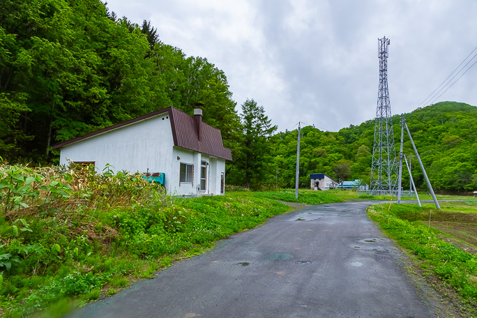 峠下小学校の職員住宅は綺麗な姿で残っている
