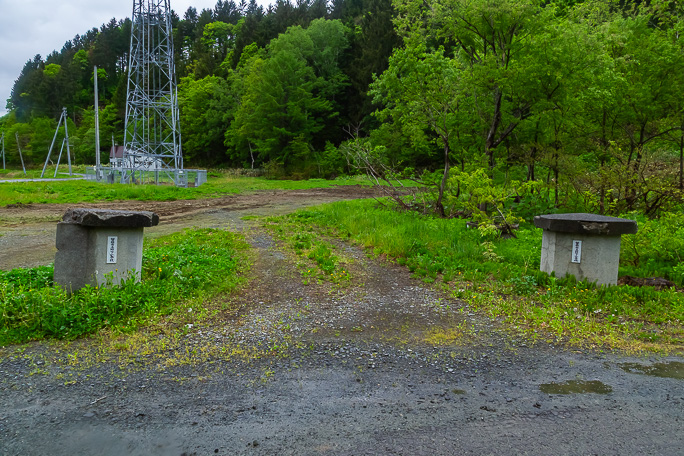前回の訪問では見落としていた峠下小学校の正門跡
