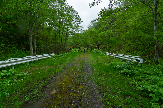 道道613号を奥地に進んだ先の豊平5号橋付近のゲートで自転車はデポすることになった