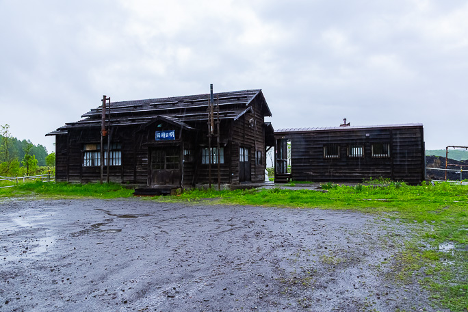 そぼ降る雨の中で孤独に佇む恵比島駅跡