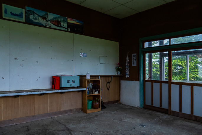 雨の中で出発待機しながら北一已駅の待合室を撮影しておく