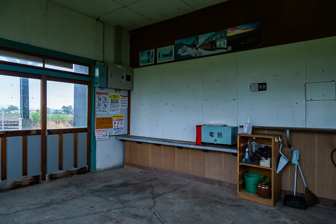 荷受台の跡などが残っていて有人時代の面影が漂う