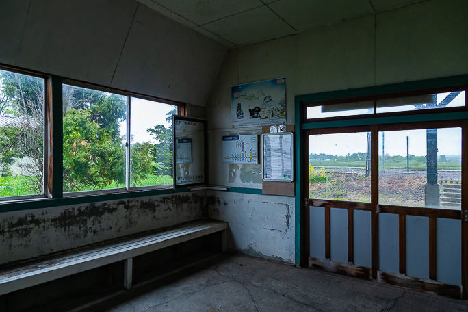 ベンチは作り付けの長椅子タイプのものだった