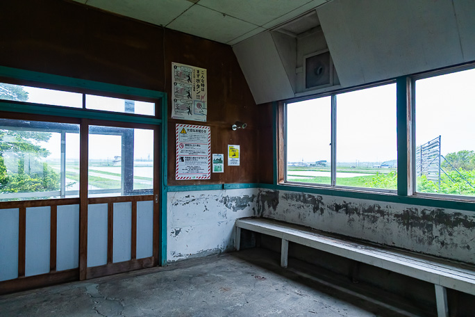 多雪地でもあるので入り口側には風除がある