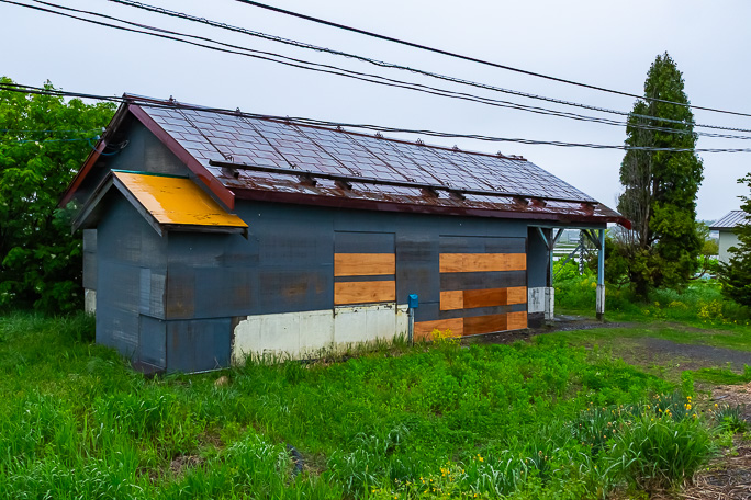 痛みも激しいのかホーム側から見た駅舎は補修の跡で覆われている