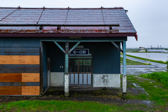 駅ホーム側から見た北一已駅駅舎への入り口