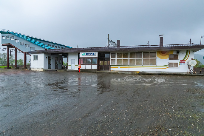 岩見沢駅までの中継駅として選んだ茶志内駅では大雨に降られる