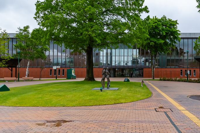 室蘭本線が分岐する岩見沢駅は美術館のような佇まい