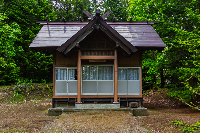 丘と言う表現が似つかわしい丘陵の麓にある栗丘神社