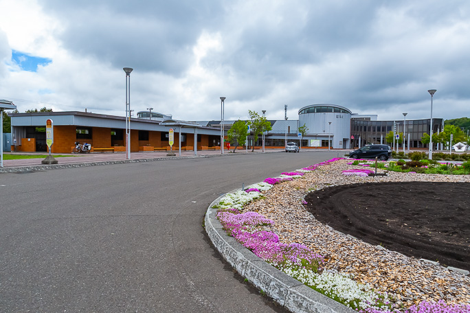 街の規模に似つかわしく複合施設を伴った近代的な駅舎を持つ栗山駅