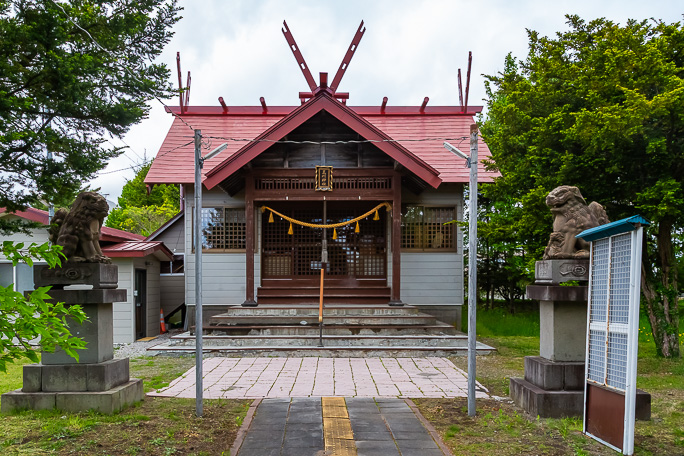 三川集落の北に鎮座する三川神社