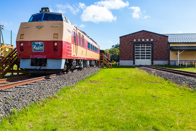 追分駅に近い道の駅あびらD51ステーションでキハ183系「おおぞら」の展示車両と対面