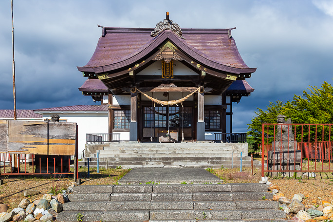 追分駅東の丘の上に鎮座する追分八幡神社