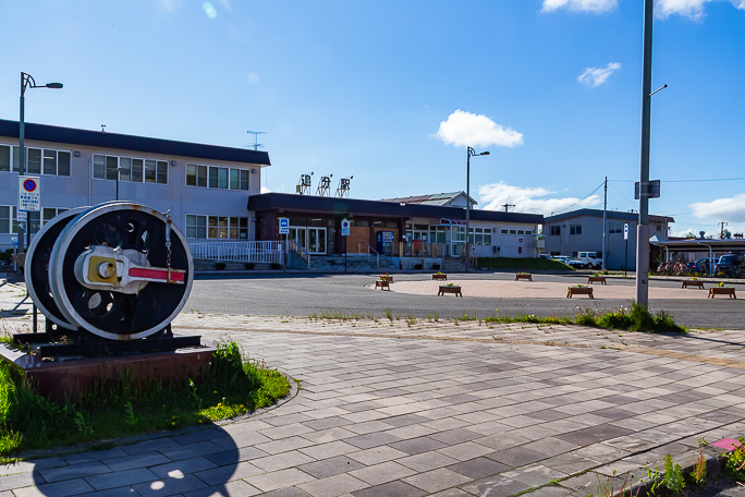 蒸気機関車の動輪が展示された追分駅には鉄道の街の印象がある