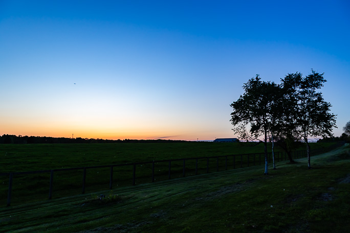 鶴の湯温泉から遠浅駅に向かう牧草地では印象的な夕景に遭遇