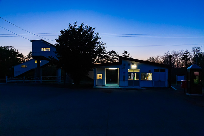 藍色の残照が心地よい遠浅駅に到着