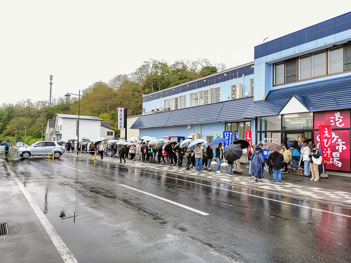 この日は増毛駅に隣接する港町市場でイベントが行われていた