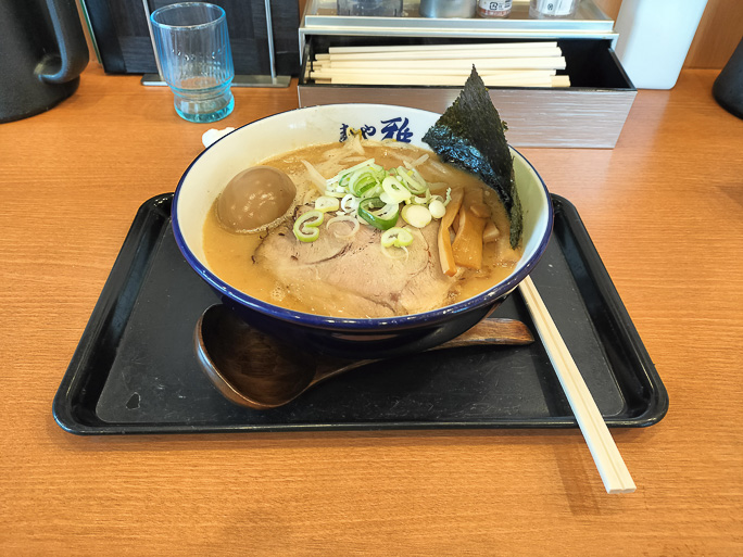 この日は留萌市街地の外れにある麺や雅ラーメンチェーン店で昼食とした