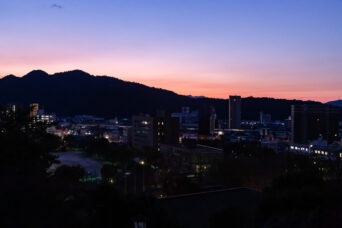 山口・亀山公園から望む山口市街地の夜明け（山口県：2026年1月）