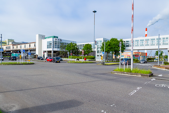 王子製紙の工場煙突が象徴的な苫小牧駅