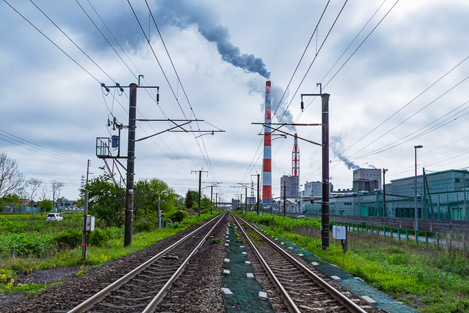 青葉駅付近から振り返ると王子製紙の工場煙突の威容が目に飛び込んできた