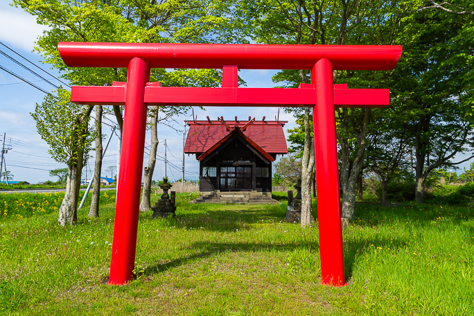社台集落の西端に鎮座する社台稲荷神社