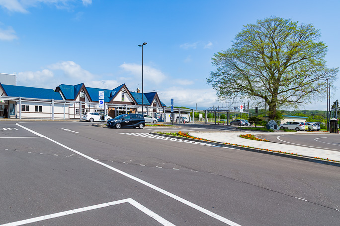 特急停車駅でもある白老駅は瀟洒な造りの駅舎が好ましい