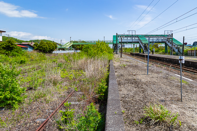 複数の側線が敷かれた駅構内に貨物輸送盛んだった往時の面影が残る萩野駅