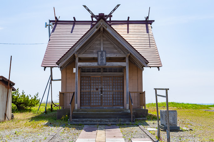 萩野集落の海岸沿いに鎮座する萩野神社