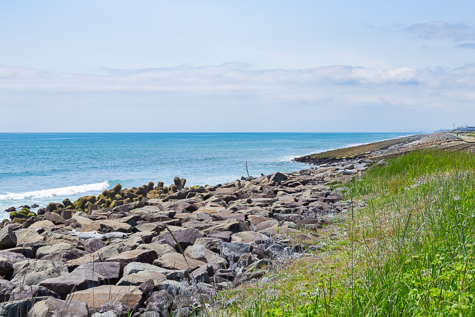 萩野神社付近の海岸から行く方を遠望する