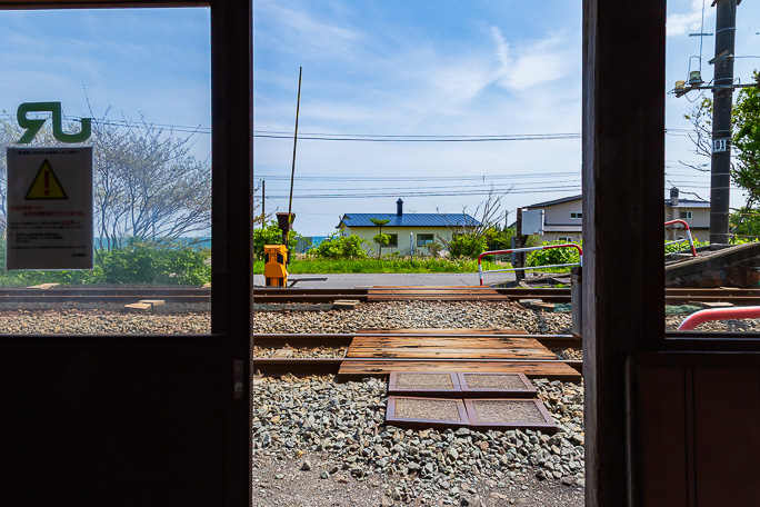 富浦駅の待合室から眺める風景