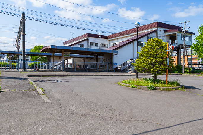 幌別駅は橋上駅舎を備えている