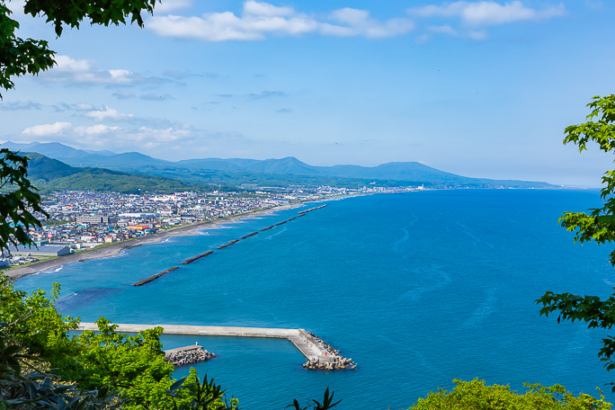 鷲別岬のワオカップ岳から望む幌別海岸
