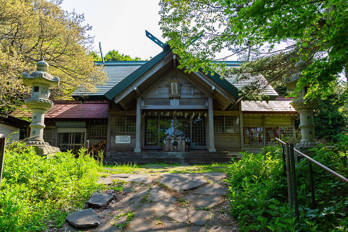 ワオカップ岳の山麓にある鷲別神社