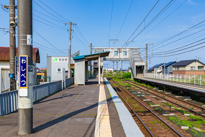 鷲別駅は登別市と室蘭市の境界付近に位置する
