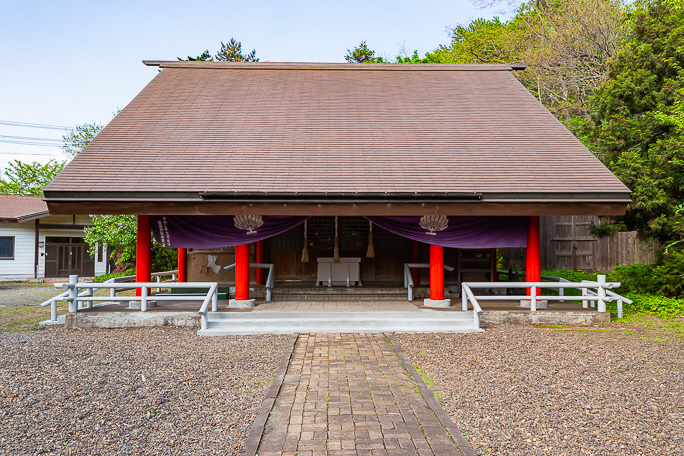 輪西神社の拝殿は重厚な造りが印象的