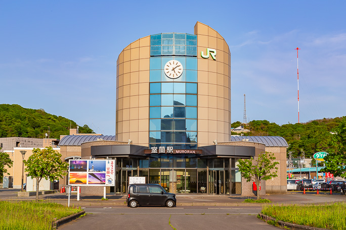 室蘭市の玄関口である室蘭駅は無人化されて寂しげな雰囲気