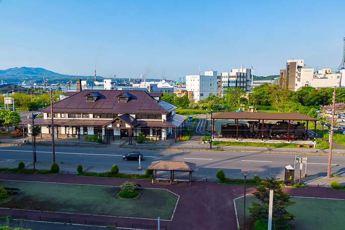 室蘭八幡宮の山道から見下ろす旧室蘭駅舎とD51 560号機