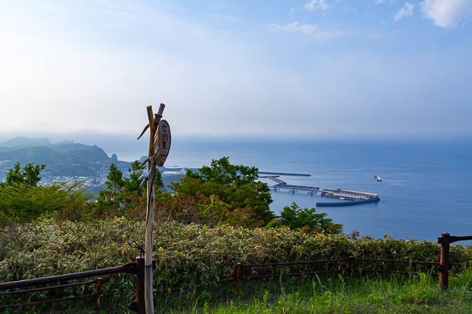 女測量山から港湾施設のMランドを遠望する