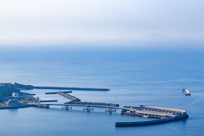 今から山を降って遥かに浮かぶMランドを訪れる