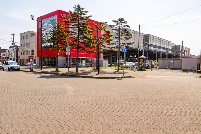 パチンコ屋のようにも見える東室蘭駅舎