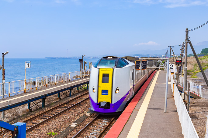 北舟岡駅を通過していく札幌行き特急「北斗」