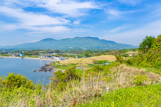 アルトリ岬から基部の方向を振り返ると有珠山が横たわっているのが見える