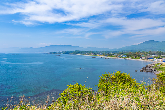 行く方遥かに続くのは礼文華山道の海岸線と噴火湾